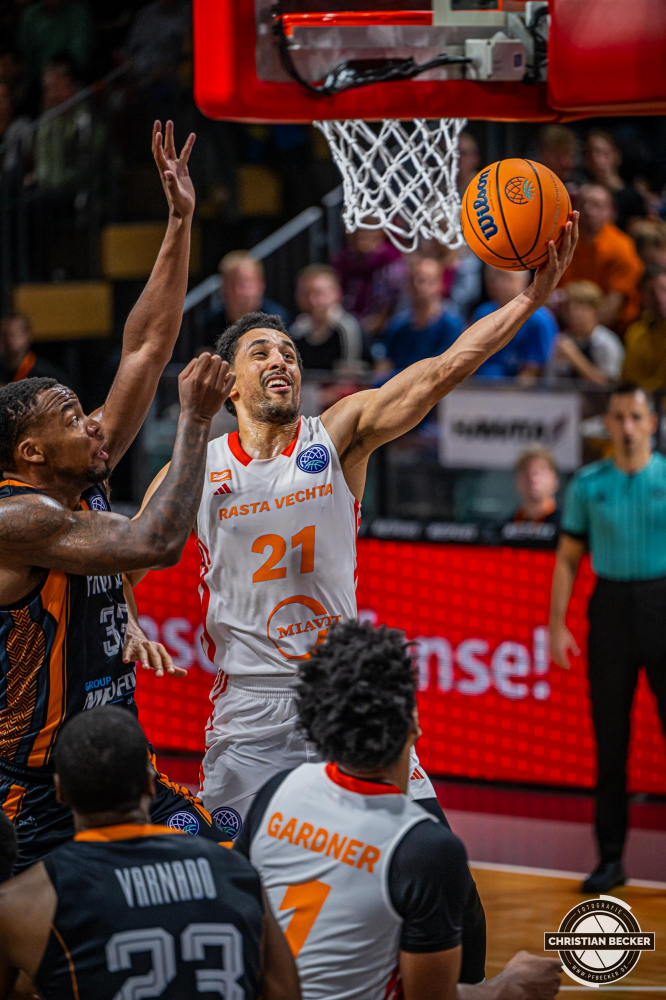 Basketball Champions League, Saison 2024/2025, Herren, Hauptrunde, 2. Spieltag, 09.10.2024, RASTA Vechta -  Promitheas Patras
Joel Aminu (#21 - RASTA Vechta) beim Korbleger
Schlüsselwörter: 09.10.2024;2. Spieltag;BCL;Basketball;Champions League;Hauptrunde;International;Liga;Patras;Promitheas;RASTA;RASTA Dome;Saison 2024/2025;Vechta