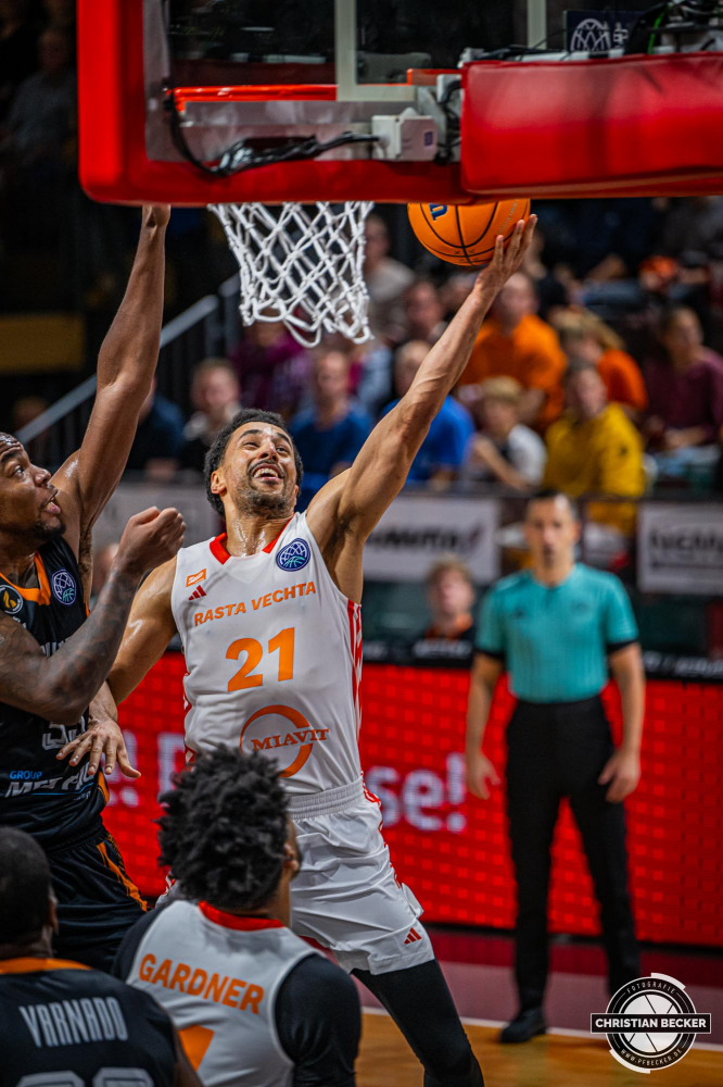 Basketball Champions League, Saison 2024/2025, Herren, Hauptrunde, 2. Spieltag, 09.10.2024, RASTA Vechta -  Promitheas Patras
Joel Aminu (#21 - RASTA Vechta) beim Korbleger
Schlüsselwörter: 09.10.2024;2. Spieltag;BCL;Basketball;Champions League;Hauptrunde;International;Liga;Patras;Promitheas;RASTA;RASTA Dome;Saison 2024/2025;Vechta