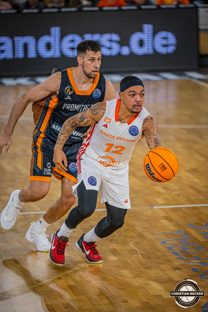 Basketball Champions League, Saison 2024/2025, Herren, Hauptrunde, 2. Spieltag, 09.10.2024, RASTA Vechta -  Promitheas Patras
Justin Robinson (#12 - RASTA Vechta) in Aktion
Schlüsselwörter: 09.10.2024;2. Spieltag;BCL;Basketball;Champions League;Hauptrunde;International;Liga;Patras;Promitheas;RASTA;RASTA Dome;Saison 2024/2025;Vechta