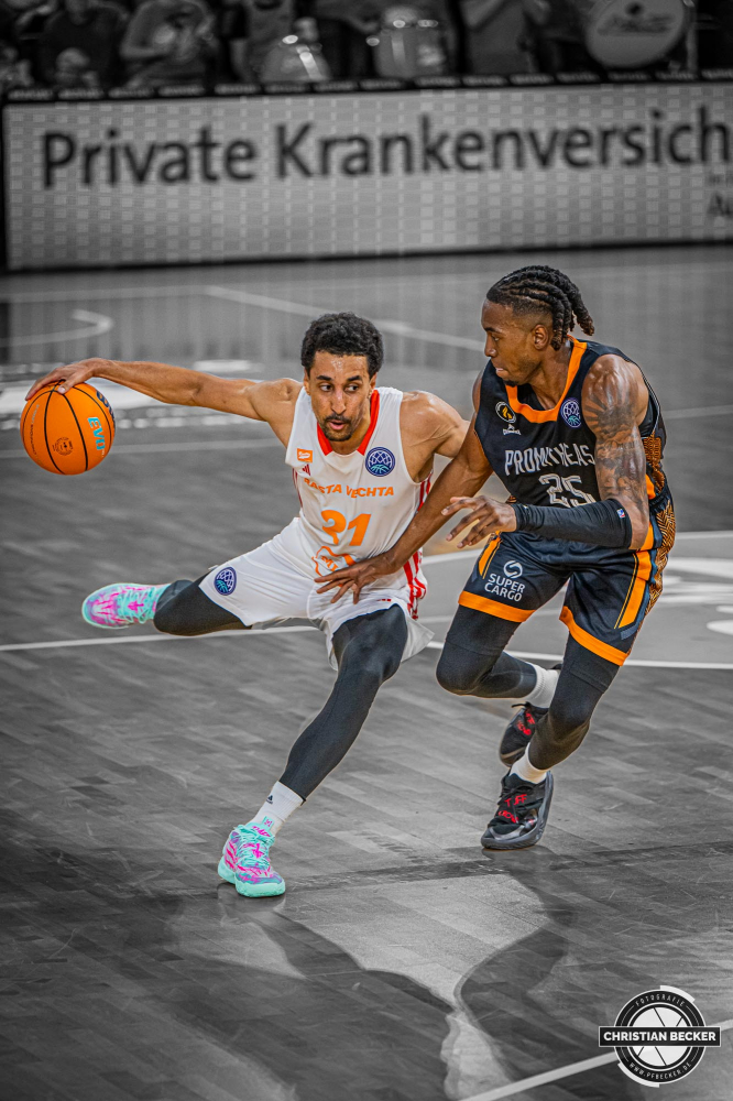 Basketball Champions League, Saison 2024/2025, Herren, Hauptrunde, 2. Spieltag, 09.10.2024, RASTA Vechta -  Promitheas Patras
Joel Aminu (#21 - RASTA Vechta) in Aktion gegen Wes Iwundu (#25 - Promitheas Patras)
Schlüsselwörter: 09.10.2024;2. Spieltag;BCL;Basketball;Champions League;Hauptrunde;International;Liga;Patras;Promitheas;RASTA;RASTA Dome;Saison 2024/2025;Vechta