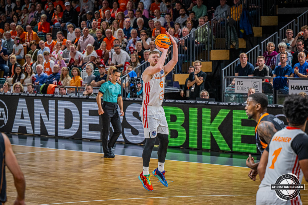 Basketball Champions League, Saison 2024/2025, Herren, Hauptrunde, 2. Spieltag, 09.10.2024, RASTA Vechta -  Promitheas Patras
Luc van Slooten (#6 - RASTA Vechta) beim Jumpshot
Schlüsselwörter: 09.10.2024;2. Spieltag;BCL;Basketball;Champions League;Hauptrunde;International;Liga;Patras;Promitheas;RASTA;RASTA Dome;Saison 2024/2025;Vechta