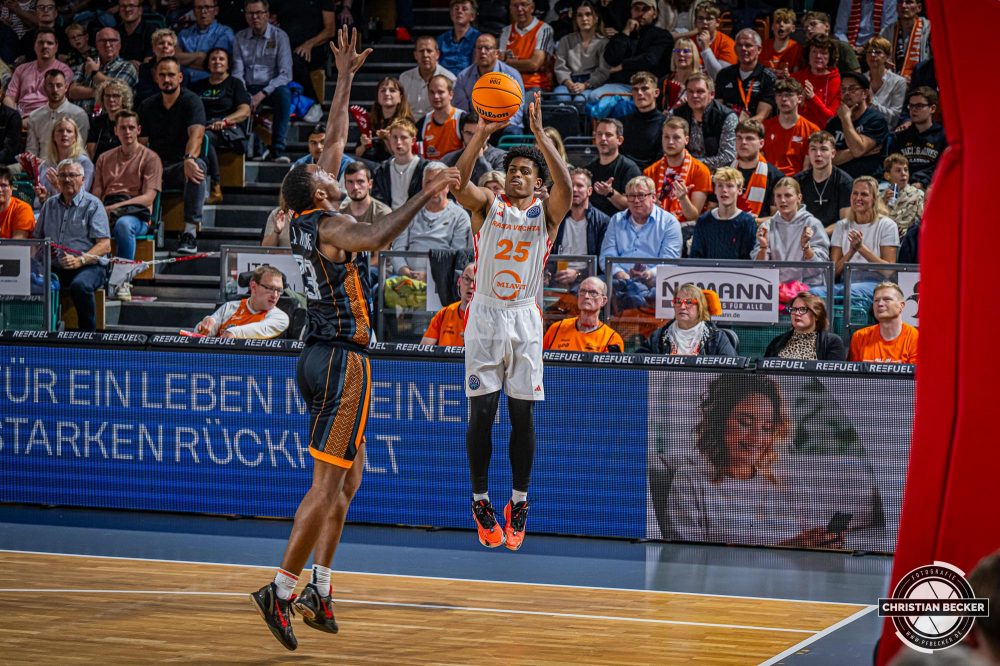 Basketball Champions League, Saison 2024/2025, Herren, Hauptrunde, 2. Spieltag, 09.10.2024, RASTA Vechta -  Promitheas Patras
Grant Sherfield (#25 - RASTA Vechta) beim Jumpshot
Schlüsselwörter: 09.10.2024;2. Spieltag;BCL;Basketball;Champions League;Hauptrunde;International;Liga;Patras;Promitheas;RASTA;RASTA Dome;Saison 2024/2025;Vechta