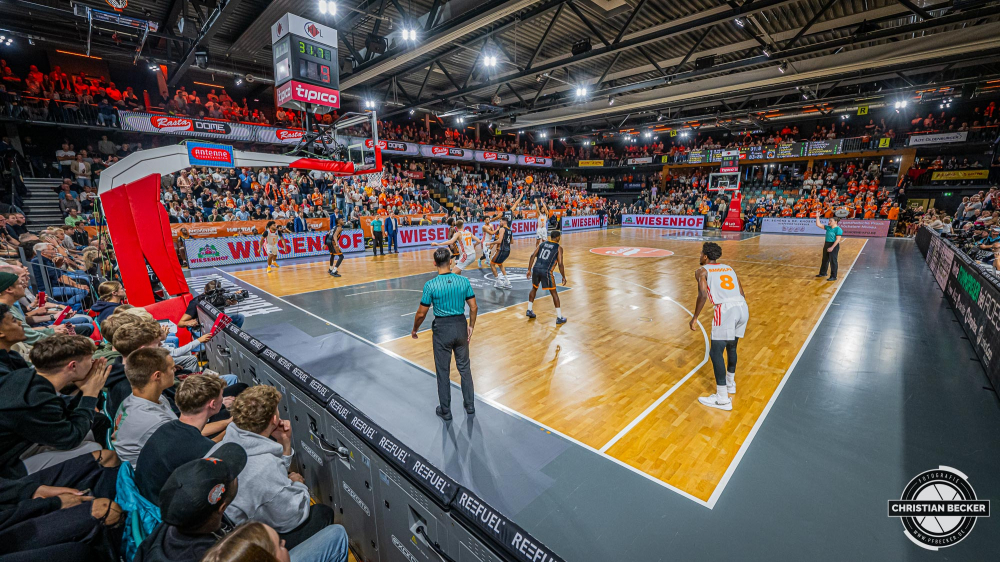 Basketball Champions League, Saison 2024/2025, Herren, Hauptrunde, 2. Spieltag, 09.10.2024, RASTA Vechta -  Promitheas Patras
Tyger Campbell (#10 - RASTA Vechta) mit dem 3 Punkte Wurf zum Ausgleich kurz vor Schluss
Schlüsselwörter: 09.10.2024;2. Spieltag;BCL;Basketball;Champions League;Hauptrunde;International;Liga;Patras;Promitheas;RASTA;RASTA Dome;Saison 2024/2025;Vechta