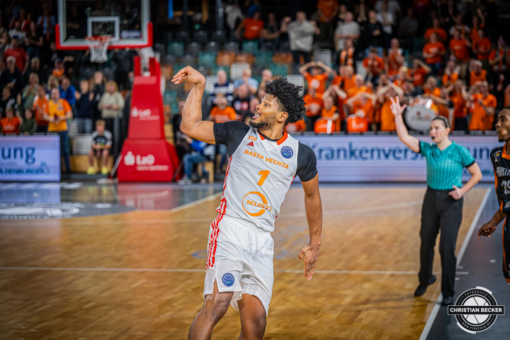 Basketball Champions League, Saison 2024/2025, Herren, Hauptrunde, 2. Spieltag, 09.10.2024, RASTA Vechta -  Promitheas Patras
Jayden Gardner (#1 - RASTA Vechta) mit dem Jumpshot
Schlüsselwörter: 09.10.2024;2. Spieltag;BCL;Basketball;Champions League;Hauptrunde;International;Liga;Patras;Promitheas;RASTA;RASTA Dome;Saison 2024/2025;Vechta