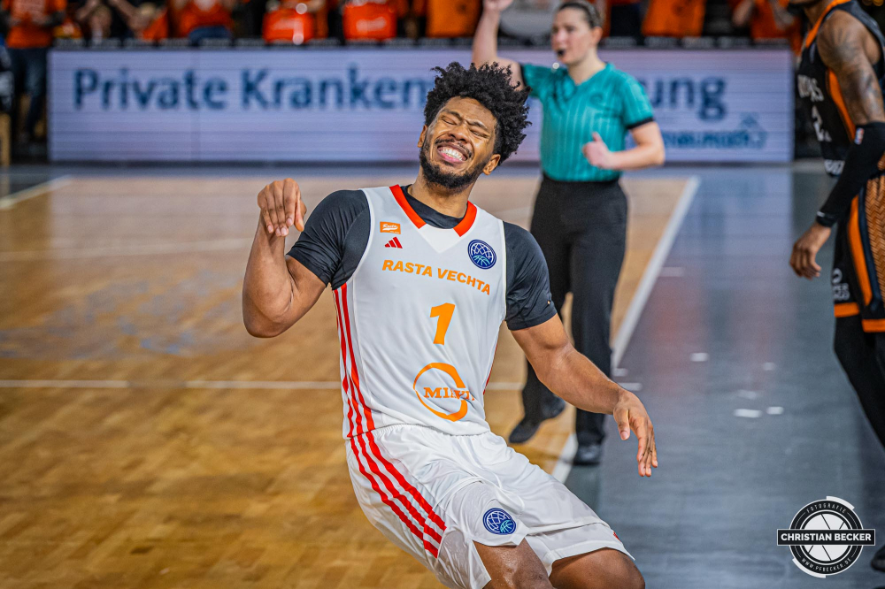 Basketball Champions League, Saison 2024/2025, Herren, Hauptrunde, 2. Spieltag, 09.10.2024, RASTA Vechta -  Promitheas Patras
Jayden Gardner (#1 - RASTA Vechta) beim vergebenen Wurf zum Sieg
Schlüsselwörter: 09.10.2024;2. Spieltag;BCL;Basketball;Champions League;Hauptrunde;International;Liga;Patras;Promitheas;RASTA;RASTA Dome;Saison 2024/2025;Vechta