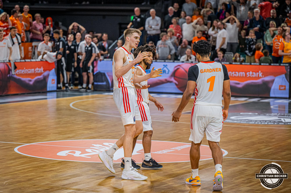 Basketball Champions League, Saison 2024/2025, Herren, Hauptrunde, 2. Spieltag, 09.10.2024, RASTA Vechta -  Promitheas Patras
Johann Gr&uuml;nloh (#17 - RASTA Vechta), Tyger Campbell (#10 - RASTA Vechta) und Jayden Gardner (#1 - RASTA Vechta) nach der Partie
Schlüsselwörter: 09.10.2024;2. Spieltag;BCL;Basketball;Champions League;Hauptrunde;International;Liga;Patras;Promitheas;RASTA;RASTA Dome;Saison 2024/2025;Vechta