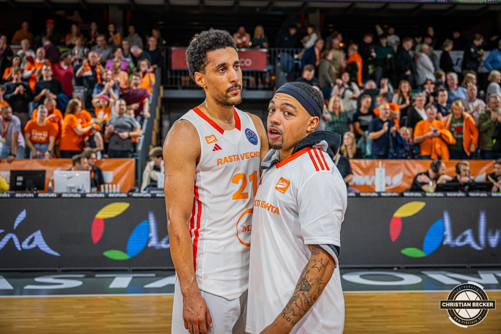 Basketball Champions League, Saison 2024/2025, Herren, Hauptrunde, 2. Spieltag, 09.10.2024, RASTA Vechta -  Promitheas Patras
Joel Aminu (#21 - RASTA Vechta) und Justin Robinson (#12 - RASTA Vechta) nach der Partie
Schlüsselwörter: 09.10.2024;2. Spieltag;BCL;Basketball;Champions League;Hauptrunde;International;Liga;Patras;Promitheas;RASTA;RASTA Dome;Saison 2024/2025;Vechta