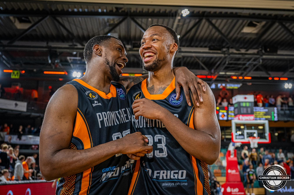 Basketball Champions League, Saison 2024/2025, Herren, Hauptrunde, 2. Spieltag, 09.10.2024, RASTA Vechta -  Promitheas Patras
KJ Williams (#33 - Promitheas Patras) und Jordan Varnado (#23 - Promitheas Patras) nach der Partie
Schlüsselwörter: 09.10.2024;2. Spieltag;BCL;Basketball;Champions League;Hauptrunde;International;Liga;Patras;Promitheas;RASTA;RASTA Dome;Saison 2024/2025;Vechta