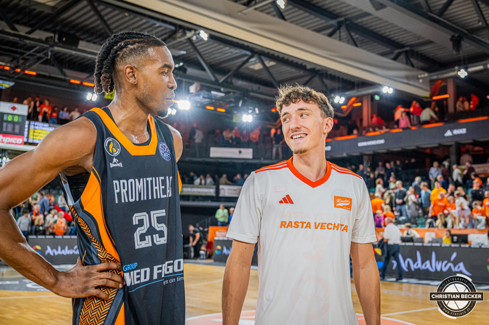 Basketball Champions League, Saison 2024/2025, Herren, Hauptrunde, 2. Spieltag, 09.10.2024, RASTA Vechta -  Promitheas Patras
Kaya Bayram (#3 - RASTA Vechta) im Gespr&auml;ch mit Wes Iwundu (#25 - Promitheas Patras) nach der Partie
Schlüsselwörter: 09.10.2024;2. Spieltag;BCL;Basketball;Champions League;Hauptrunde;International;Liga;Patras;Promitheas;RASTA;RASTA Dome;Saison 2024/2025;Vechta