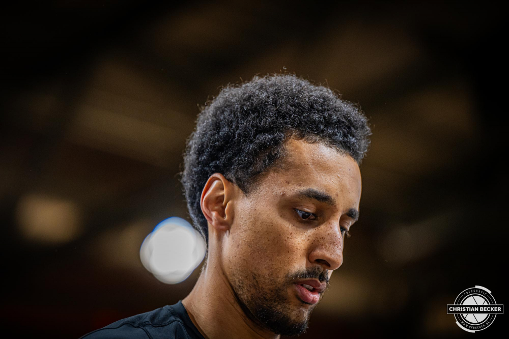 1. Basketball Bundesliga, easyCredit BBL, Saison 2024/2025, Herren, Hauptrunde, 5. Spieltag, 19.10.2024, RASTA Vechta -  Frankfurt Skyliners
Joel Aminu (#21 - RASTA Vechta) vor der Partie
Schlüsselwörter: 1. Bundesliga;19.10.2024;5. Spieltag;BBL;Basketball;Frankfurt;Hauptrunde;Liga;RASTA;RASTA Dome;Saison 2024/2025;Skyliners;Vechta;easycredit