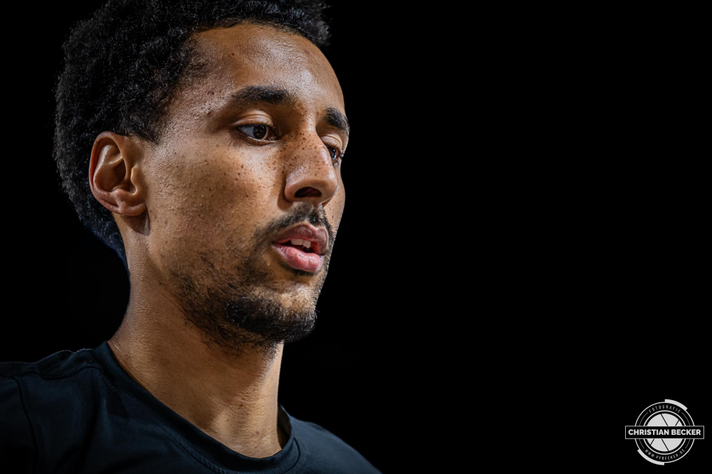 1. Basketball Bundesliga, easyCredit BBL, Saison 2024/2025, Herren, Hauptrunde, 5. Spieltag, 19.10.2024, RASTA Vechta -  Frankfurt Skyliners
Joel Aminu (#21 - RASTA Vechta) vor der Partie
Schlüsselwörter: 1. Bundesliga;19.10.2024;5. Spieltag;BBL;Basketball;Frankfurt;Hauptrunde;Liga;RASTA;RASTA Dome;Saison 2024/2025;Skyliners;Vechta;easycredit