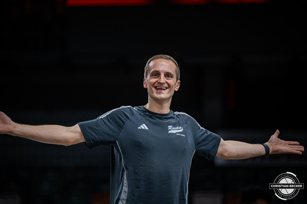 1. Basketball Bundesliga, easyCredit BBL, Saison 2024/2025, Herren, Hauptrunde, 5. Spieltag, 19.10.2024, RASTA Vechta -  Frankfurt Skyliners
Domenik Theodorou (Athletic Coach - RASTA Vechta) vor der Partie
Schlüsselwörter: 1. Bundesliga;19.10.2024;5. Spieltag;BBL;Basketball;Frankfurt;Hauptrunde;Liga;RASTA;RASTA Dome;Saison 2024/2025;Skyliners;Vechta;easycredit