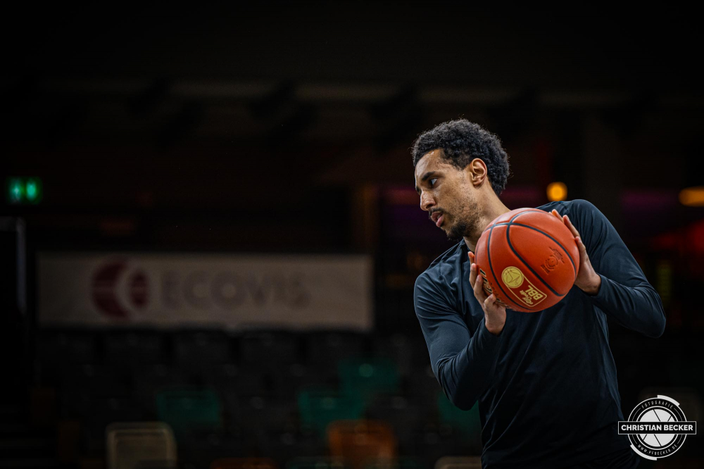 1. Basketball Bundesliga, easyCredit BBL, Saison 2024/2025, Herren, Hauptrunde, 5. Spieltag, 19.10.2024, RASTA Vechta -  Frankfurt Skyliners
Joel Aminu (#21 - RASTA Vechta) vor der Partie
Schlüsselwörter: 1. Bundesliga;19.10.2024;5. Spieltag;BBL;Basketball;Frankfurt;Hauptrunde;Liga;RASTA;RASTA Dome;Saison 2024/2025;Skyliners;Vechta;easycredit