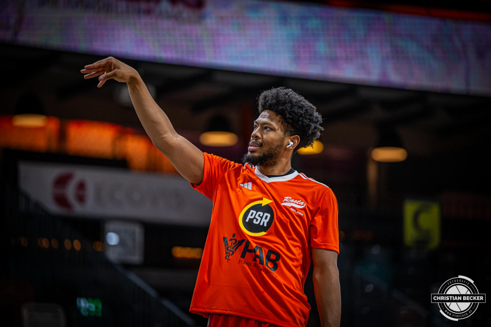 1. Basketball Bundesliga, easyCredit BBL, Saison 2024/2025, Herren, Hauptrunde, 5. Spieltag, 19.10.2024, RASTA Vechta -  Frankfurt Skyliners
Jayden Gardner (#1 - RASTA Vechta) vor der Partie
Schlüsselwörter: 1. Bundesliga;19.10.2024;5. Spieltag;BBL;Basketball;Frankfurt;Hauptrunde;Liga;RASTA;RASTA Dome;Saison 2024/2025;Skyliners;Vechta;easycredit