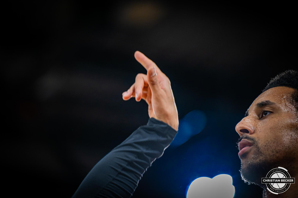 1. Basketball Bundesliga, easyCredit BBL, Saison 2024/2025, Herren, Hauptrunde, 5. Spieltag, 19.10.2024, RASTA Vechta -  Frankfurt Skyliners
Joel Aminu (#21 - RASTA Vechta) vor der Partie
Schlüsselwörter: 1. Bundesliga;19.10.2024;5. Spieltag;BBL;Basketball;Frankfurt;Hauptrunde;Liga;RASTA;RASTA Dome;Saison 2024/2025;Skyliners;Vechta;easycredit