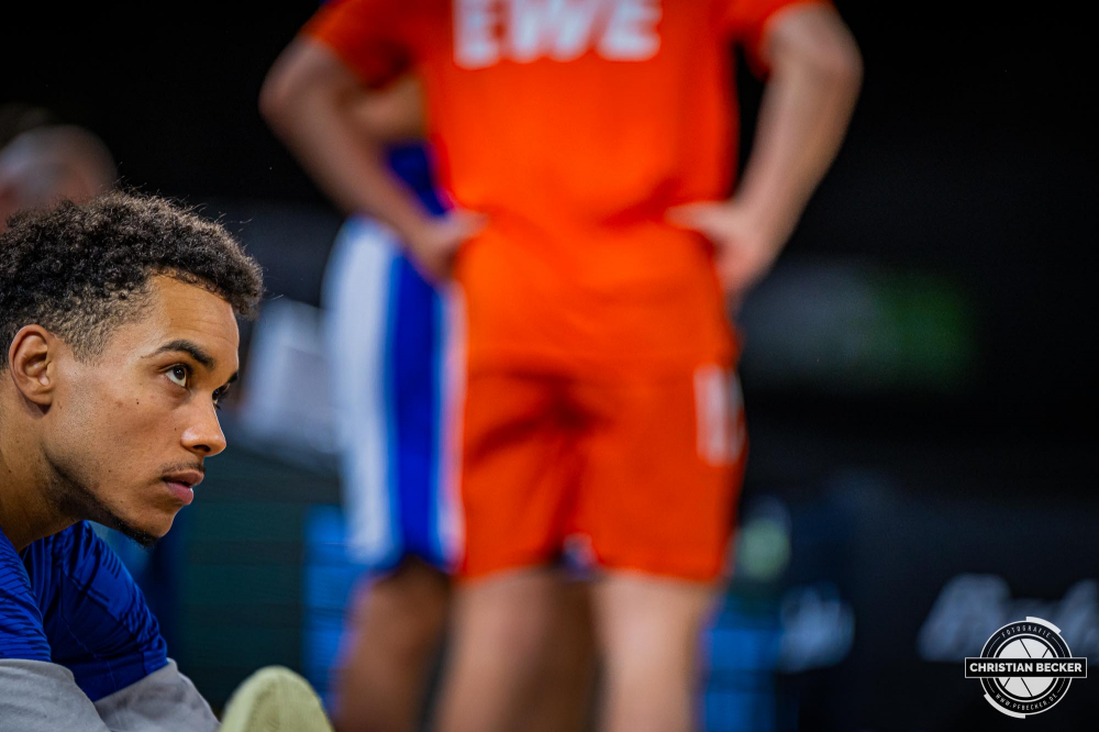 1. Basketball Bundesliga, easyCredit BBL, Saison 2024/2025, Herren, Hauptrunde, 5. Spieltag, 19.10.2024, RASTA Vechta -  Frankfurt Skyliners
Garai Zeeb (#3 - Frankfurt Skyliners) vor der Partie
Schlüsselwörter: 1. Bundesliga;19.10.2024;5. Spieltag;BBL;Basketball;Frankfurt;Hauptrunde;Liga;RASTA;RASTA Dome;Saison 2024/2025;Skyliners;Vechta;easycredit