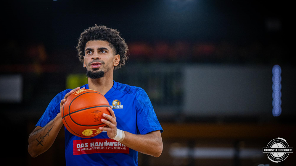 1. Basketball Bundesliga, easyCredit BBL, Saison 2024/2025, Herren, Hauptrunde, 5. Spieltag, 19.10.2024, RASTA Vechta -  Frankfurt Skyliners
Trey Calvin (#2 - Frankfurt Skyliners) vor der Partie
Schlüsselwörter: 1. Bundesliga;19.10.2024;5. Spieltag;BBL;Basketball;Frankfurt;Hauptrunde;Liga;RASTA;RASTA Dome;Saison 2024/2025;Skyliners;Vechta;easycredit