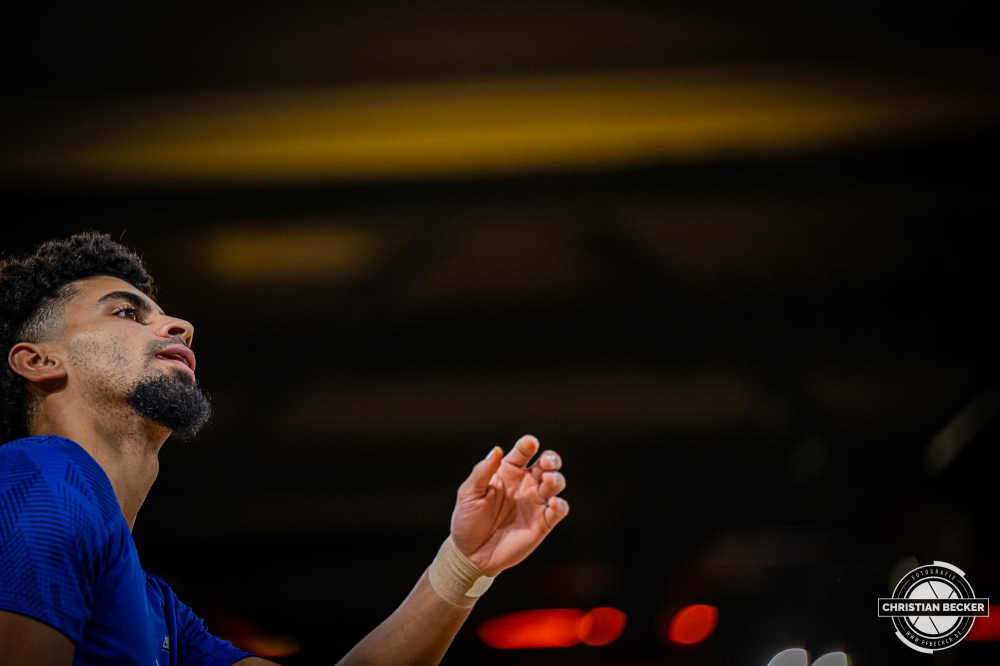 1. Basketball Bundesliga, easyCredit BBL, Saison 2024/2025, Herren, Hauptrunde, 5. Spieltag, 19.10.2024, RASTA Vechta -  Frankfurt Skyliners
Trey Calvin (#2 - Frankfurt Skyliners) vor der Partie
Schlüsselwörter: 1. Bundesliga;19.10.2024;5. Spieltag;BBL;Basketball;Frankfurt;Hauptrunde;Liga;RASTA;RASTA Dome;Saison 2024/2025;Skyliners;Vechta;easycredit