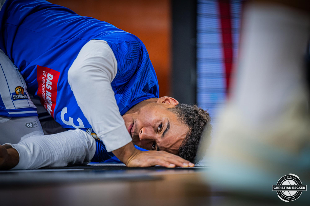 1. Basketball Bundesliga, easyCredit BBL, Saison 2024/2025, Herren, Hauptrunde, 5. Spieltag, 19.10.2024, RASTA Vechta -  Frankfurt Skyliners
Garai Zeeb (#3 - Frankfurt Skyliners) vor der Partie
Schlüsselwörter: 1. Bundesliga;19.10.2024;5. Spieltag;BBL;Basketball;Frankfurt;Hauptrunde;Liga;RASTA;RASTA Dome;Saison 2024/2025;Skyliners;Vechta;easycredit