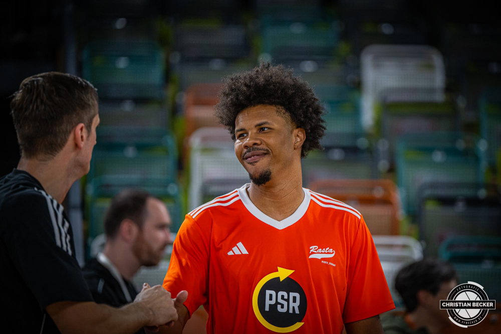 1. Basketball Bundesliga, easyCredit BBL, Saison 2024/2025, Herren, Hauptrunde, 5. Spieltag, 19.10.2024, RASTA Vechta -  Frankfurt Skyliners
Mike Bothwell (#0 - RASTA Vechta) vor der Partie
Schlüsselwörter: 1. Bundesliga;19.10.2024;5. Spieltag;BBL;Basketball;Frankfurt;Hauptrunde;Liga;RASTA;RASTA Dome;Saison 2024/2025;Skyliners;Vechta;easycredit