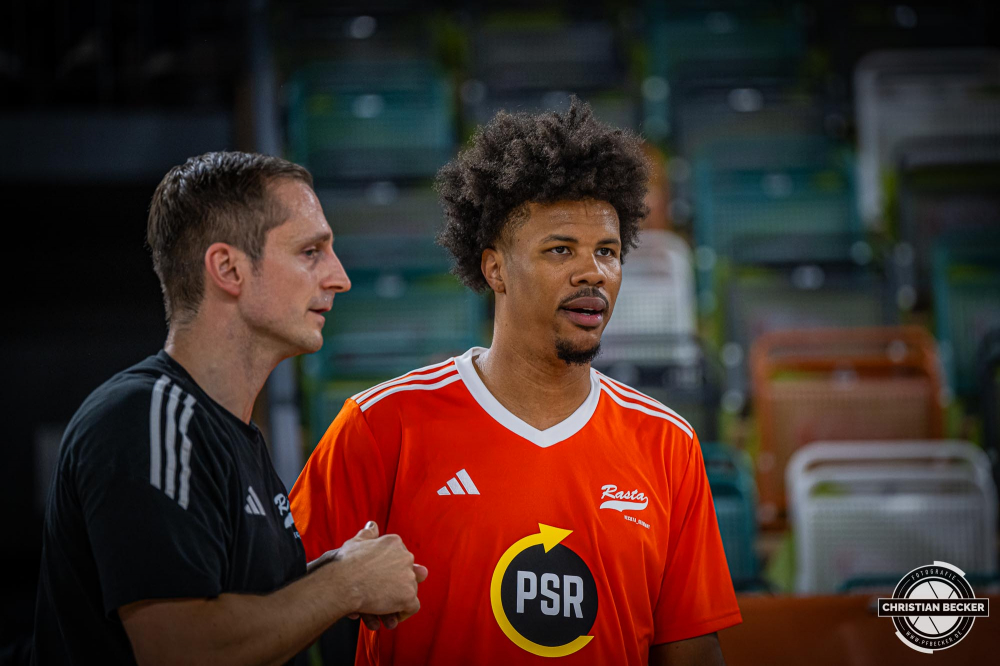 1. Basketball Bundesliga, easyCredit BBL, Saison 2024/2025, Herren, Hauptrunde, 5. Spieltag, 19.10.2024, RASTA Vechta -  Frankfurt Skyliners
Mike Bothwell (#0 - RASTA Vechta) mit Domenik Theodorou (Athletic Coach - RASTA Vechta)
Schlüsselwörter: 1. Bundesliga;19.10.2024;5. Spieltag;BBL;Basketball;Frankfurt;Hauptrunde;Liga;RASTA;RASTA Dome;Saison 2024/2025;Skyliners;Vechta;easycredit