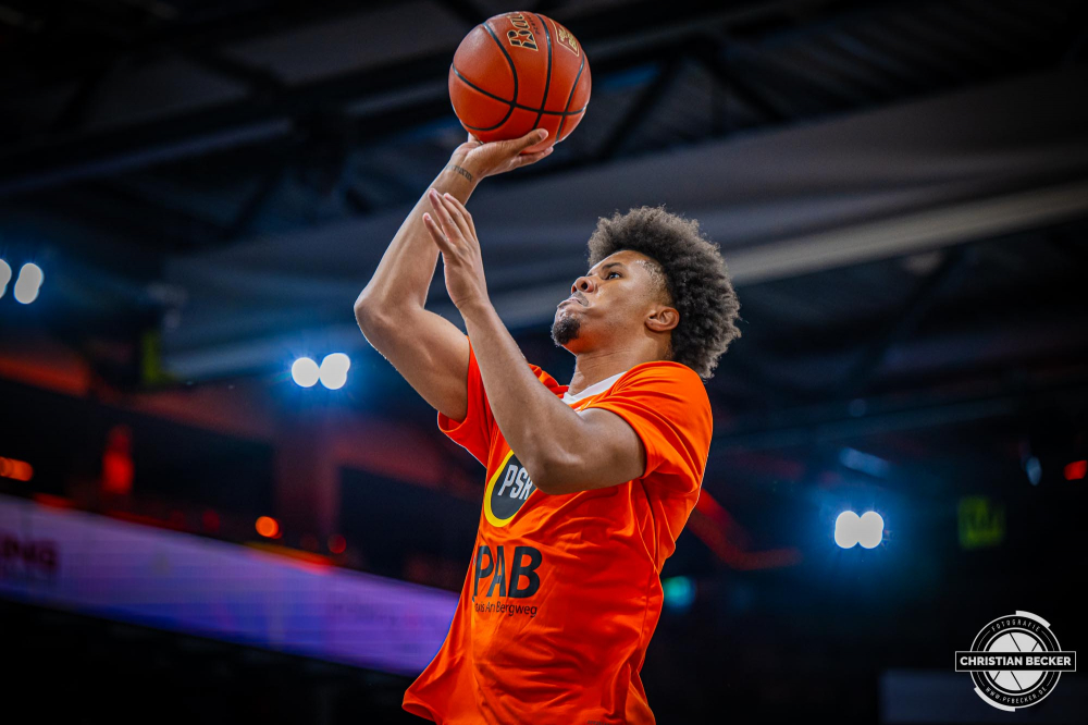 1. Basketball Bundesliga, easyCredit BBL, Saison 2024/2025, Herren, Hauptrunde, 5. Spieltag, 19.10.2024, RASTA Vechta -  Frankfurt Skyliners
Mike Bothwell (#0 - RASTA Vechta) vor der Partie
Schlüsselwörter: 1. Bundesliga;19.10.2024;5. Spieltag;BBL;Basketball;Frankfurt;Hauptrunde;Liga;RASTA;RASTA Dome;Saison 2024/2025;Skyliners;Vechta;easycredit