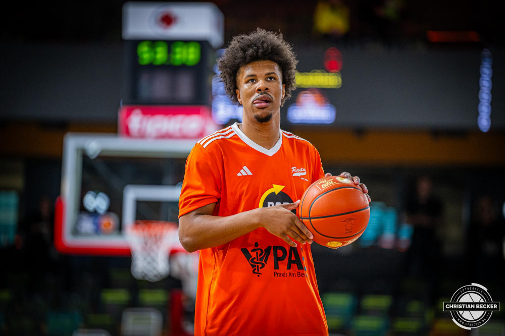 1. Basketball Bundesliga, easyCredit BBL, Saison 2024/2025, Herren, Hauptrunde, 5. Spieltag, 19.10.2024, RASTA Vechta -  Frankfurt Skyliners
Mike Bothwell (#0 - RASTA Vechta) vor der Partie
Schlüsselwörter: 1. Bundesliga;19.10.2024;5. Spieltag;BBL;Basketball;Frankfurt;Hauptrunde;Liga;RASTA;RASTA Dome;Saison 2024/2025;Skyliners;Vechta;easycredit