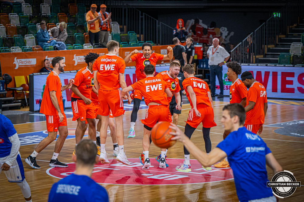 1. Basketball Bundesliga, easyCredit BBL, Saison 2024/2025, Herren, Hauptrunde, 5. Spieltag, 19.10.2024, RASTA Vechta -  Frankfurt Skyliners
Das Team von RASTA Vechta vor der Partie
Schlüsselwörter: 1. Bundesliga;19.10.2024;5. Spieltag;BBL;Basketball;Frankfurt;Hauptrunde;Liga;RASTA;RASTA Dome;Saison 2024/2025;Skyliners;Vechta;easycredit