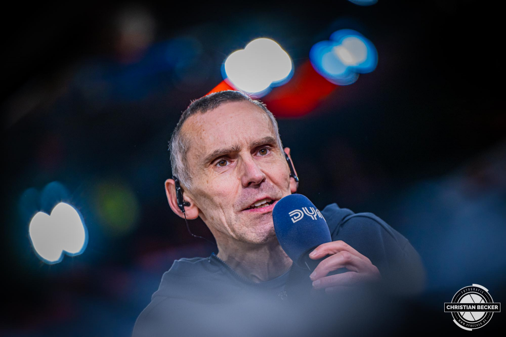 1. Basketball Bundesliga, easyCredit BBL, Saison 2024/2025, Herren, Hauptrunde, 5. Spieltag, 19.10.2024, RASTA Vechta -  Frankfurt Skyliners
Stefan Koch (Moderator DYN Media) w&auml;hrend der Partie
Schlüsselwörter: 1. Bundesliga;19.10.2024;5. Spieltag;BBL;Basketball;Frankfurt;Hauptrunde;Liga;RASTA;RASTA Dome;Saison 2024/2025;Skyliners;Vechta;easycredit