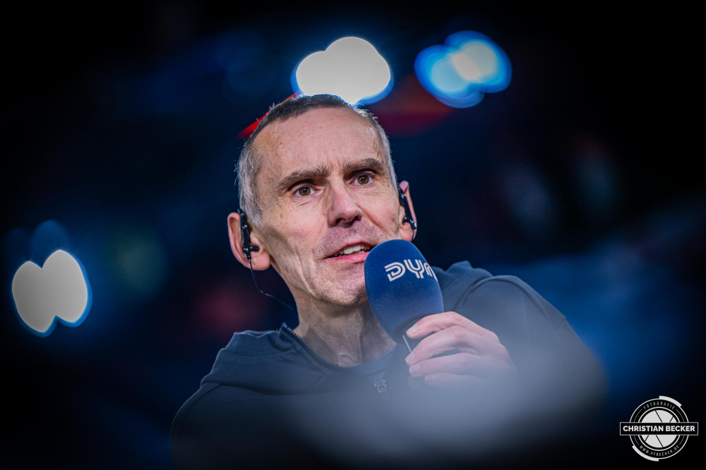 1. Basketball Bundesliga, easyCredit BBL, Saison 2024/2025, Herren, Hauptrunde, 5. Spieltag, 19.10.2024, RASTA Vechta -  Frankfurt Skyliners
Stefan Koch (Moderator DYN Media) w&auml;hrend der Partie
Schlüsselwörter: 1. Bundesliga;19.10.2024;5. Spieltag;BBL;Basketball;Frankfurt;Hauptrunde;Liga;RASTA;RASTA Dome;Saison 2024/2025;Skyliners;Vechta;easycredit