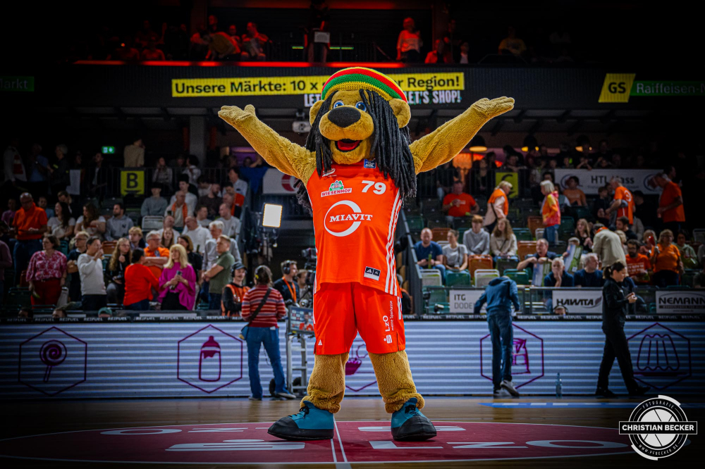 1. Basketball Bundesliga, easyCredit BBL, Saison 2024/2025, Herren, Hauptrunde, 5. Spieltag, 19.10.2024, RASTA Vechta -  Frankfurt Skyliners
Bob (Maskottchen - RASTA Vechta) vor der Partie
Schlüsselwörter: 1. Bundesliga;19.10.2024;5. Spieltag;BBL;Basketball;Frankfurt;Hauptrunde;Liga;RASTA;RASTA Dome;Saison 2024/2025;Skyliners;Vechta;easycredit
