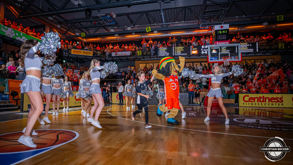 1. Basketball Bundesliga, easyCredit BBL, Saison 2024/2025, Herren, Hauptrunde, 5. Spieltag, 19.10.2024, RASTA Vechta -  Frankfurt Skyliners
Bob (Maskottchen - RASTA Vechta) und die Einlaufkinder vor der Partie
Schlüsselwörter: 1. Bundesliga;19.10.2024;5. Spieltag;BBL;Basketball;Frankfurt;Hauptrunde;Liga;RASTA;RASTA Dome;Saison 2024/2025;Skyliners;Vechta;easycredit
