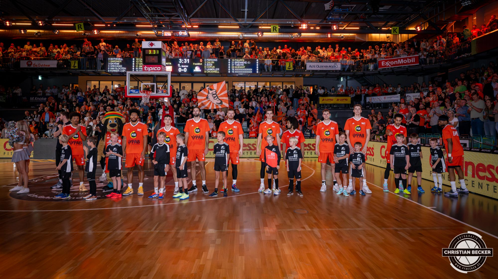 1. Basketball Bundesliga, easyCredit BBL, Saison 2024/2025, Herren, Hauptrunde, 5. Spieltag, 19.10.2024, RASTA Vechta -  Frankfurt Skyliners
Das Team von RASTA Vechta und die Einlaufkinder vor der Partie
Schlüsselwörter: 1. Bundesliga;19.10.2024;5. Spieltag;BBL;Basketball;Frankfurt;Hauptrunde;Liga;RASTA;RASTA Dome;Saison 2024/2025;Skyliners;Vechta;easycredit