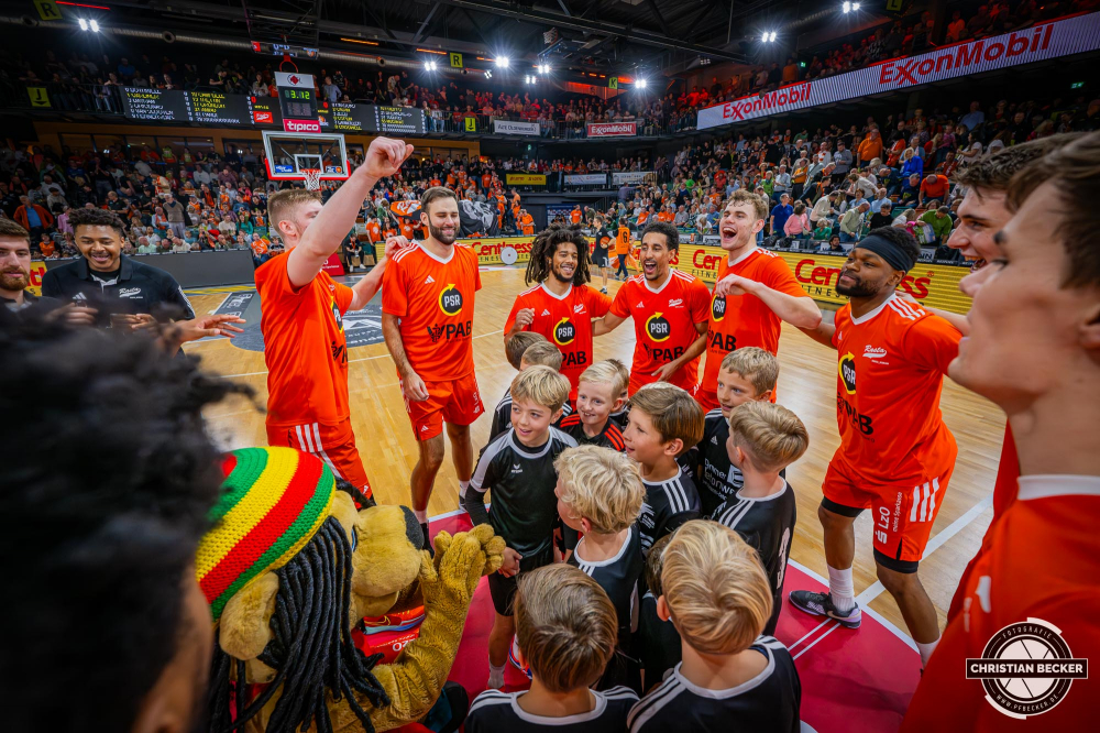 1. Basketball Bundesliga, easyCredit BBL, Saison 2024/2025, Herren, Hauptrunde, 5. Spieltag, 19.10.2024, RASTA Vechta -  Frankfurt Skyliners
Das Team von RASTA Vechta und die Einlaufkinder vor der Partie
Schlüsselwörter: 1. Bundesliga;19.10.2024;5. Spieltag;BBL;Basketball;Frankfurt;Hauptrunde;Liga;RASTA;RASTA Dome;Saison 2024/2025;Skyliners;Vechta;easycredit