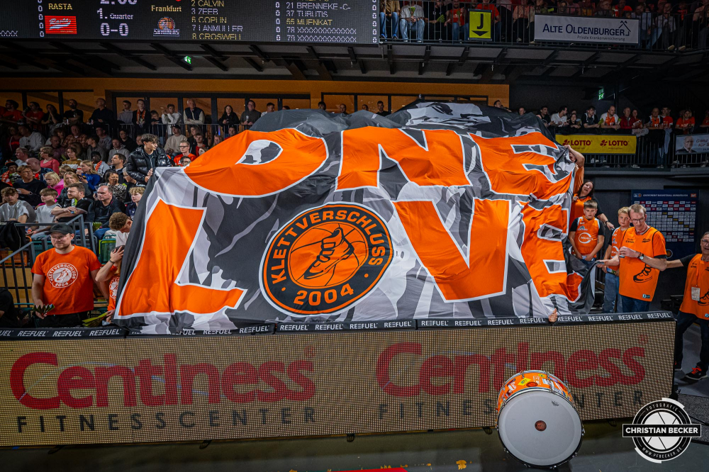 1. Basketball Bundesliga, easyCredit BBL, Saison 2024/2025, Herren, Hauptrunde, 5. Spieltag, 19.10.2024, RASTA Vechta -  Frankfurt Skyliners
Klettverschluss (Fanclub - RASTA Vechta) vor der Partie
Schlüsselwörter: 1. Bundesliga;19.10.2024;5. Spieltag;BBL;Basketball;Frankfurt;Hauptrunde;Liga;RASTA;RASTA Dome;Saison 2024/2025;Skyliners;Vechta;easycredit