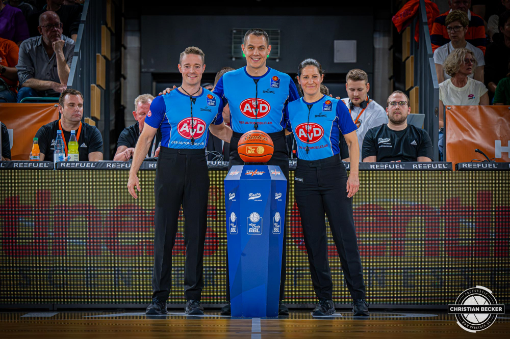 1. Basketball Bundesliga, easyCredit BBL, Saison 2024/2025, Herren, Hauptrunde, 5. Spieltag, 19.10.2024, RASTA Vechta -  Frankfurt Skyliners
Christian Theis (Schiedsrichter BBL), Carsten Straube (Schiedsrichter BBL) und Danjana Rey (Schiedsrichter BBL)
Schlüsselwörter: 1. Bundesliga;19.10.2024;5. Spieltag;BBL;Basketball;Frankfurt;Hauptrunde;Liga;RASTA;RASTA Dome;Saison 2024/2025;Skyliners;Vechta;easycredit