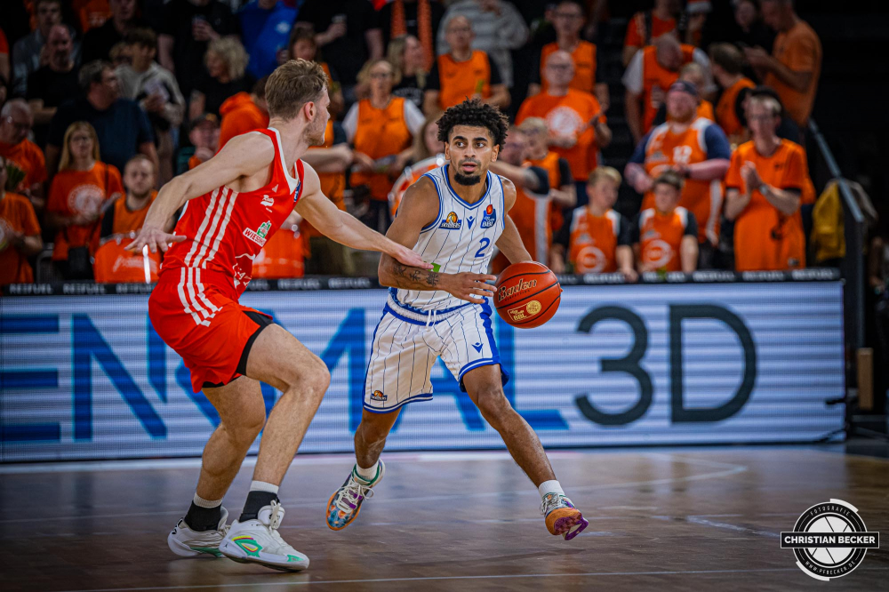 1. Basketball Bundesliga, easyCredit BBL, Saison 2024/2025, Herren, Hauptrunde, 5. Spieltag, 19.10.2024, RASTA Vechta -  Frankfurt Skyliners
Trey Calvin (#2 - Frankfurt Skyliners) in Aktion gegen Linus Trettin (#13 - RASTA Vechta)
Schlüsselwörter: 1. Bundesliga;19.10.2024;5. Spieltag;BBL;Basketball;Frankfurt;Hauptrunde;Liga;RASTA;RASTA Dome;Saison 2024/2025;Skyliners;Vechta;easycredit