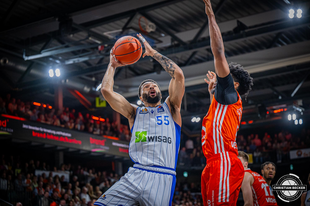 1. Basketball Bundesliga, easyCredit BBL, Saison 2024/2025, Herren, Hauptrunde, 5. Spieltag, 19.10.2024, RASTA Vechta -  Frankfurt Skyliners
David Muenkat (#55 - Frankfurt Skyliners) beim Korbleger
Schlüsselwörter: 1. Bundesliga;19.10.2024;5. Spieltag;BBL;Basketball;Frankfurt;Hauptrunde;Liga;RASTA;RASTA Dome;Saison 2024/2025;Skyliners;Vechta;easycredit