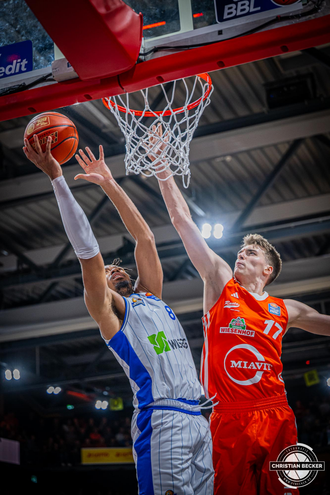 1. Basketball Bundesliga, easyCredit BBL, Saison 2024/2025, Herren, Hauptrunde, 5. Spieltag, 19.10.2024, RASTA Vechta -  Frankfurt Skyliners
Ed Croswell (#8 - Frankfurt Skyliners) beim Korbleger gegen Johann Gr&uuml;nloh (#17 - RASTA Vechta)
Schlüsselwörter: 1. Bundesliga;19.10.2024;5. Spieltag;BBL;Basketball;Frankfurt;Hauptrunde;Liga;RASTA;RASTA Dome;Saison 2024/2025;Skyliners;Vechta;easycredit