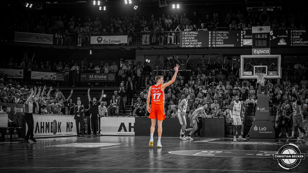 1. Basketball Bundesliga, easyCredit BBL, Saison 2024/2025, Herren, Hauptrunde, 5. Spieltag, 19.10.2024, RASTA Vechta -  Frankfurt Skyliners
Johann Gr&uuml;nloh (#17 - RASTA Vechta) nach einem erfolgreichem 3-Punkte Wurf
Schlüsselwörter: 1. Bundesliga;19.10.2024;5. Spieltag;BBL;Basketball;Frankfurt;Hauptrunde;Liga;RASTA;RASTA Dome;Saison 2024/2025;Skyliners;Vechta;easycredit