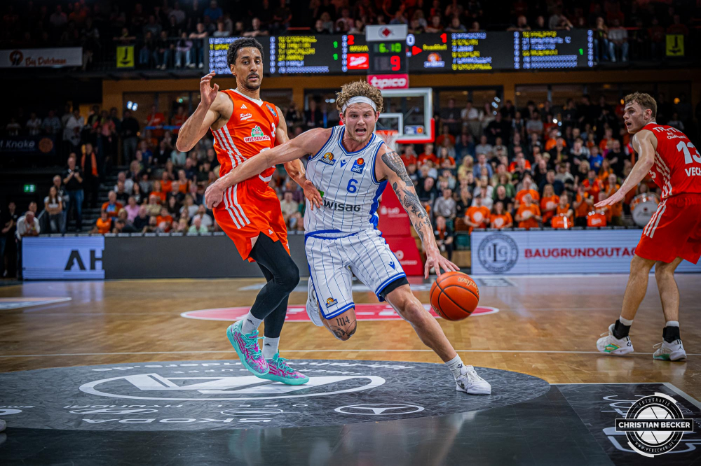 1. Basketball Bundesliga, easyCredit BBL, Saison 2024/2025, Herren, Hauptrunde, 5. Spieltag, 19.10.2024, RASTA Vechta -  Frankfurt Skyliners
Booker Coplin (#6 - Frankfurt Skyliners) in Aktion gegen Joel Aminu (#21 - RASTA Vechta)
Schlüsselwörter: 1. Bundesliga;19.10.2024;5. Spieltag;BBL;Basketball;Frankfurt;Hauptrunde;Liga;RASTA;RASTA Dome;Saison 2024/2025;Skyliners;Vechta;easycredit