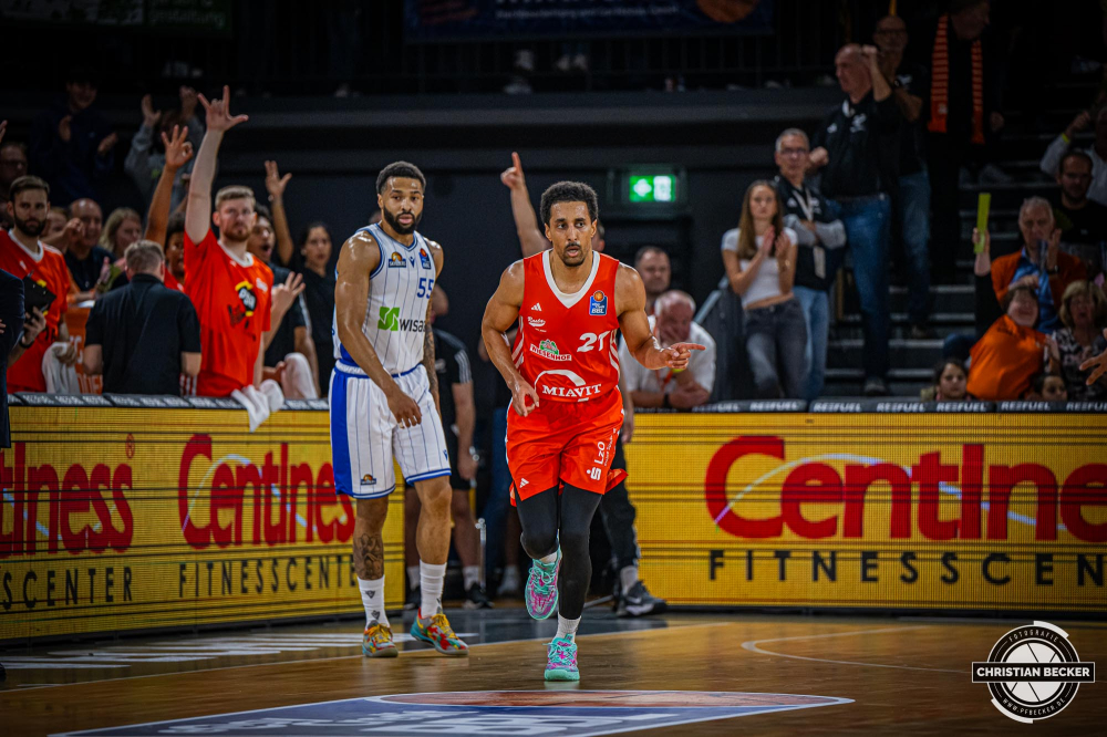 1. Basketball Bundesliga, easyCredit BBL, Saison 2024/2025, Herren, Hauptrunde, 5. Spieltag, 19.10.2024, RASTA Vechta -  Frankfurt Skyliners
Joel Aminu (#21 - RASTA Vechta) w&auml;hrend der Partie
Schlüsselwörter: 1. Bundesliga;19.10.2024;5. Spieltag;BBL;Basketball;Frankfurt;Hauptrunde;Liga;RASTA;RASTA Dome;Saison 2024/2025;Skyliners;Vechta;easycredit