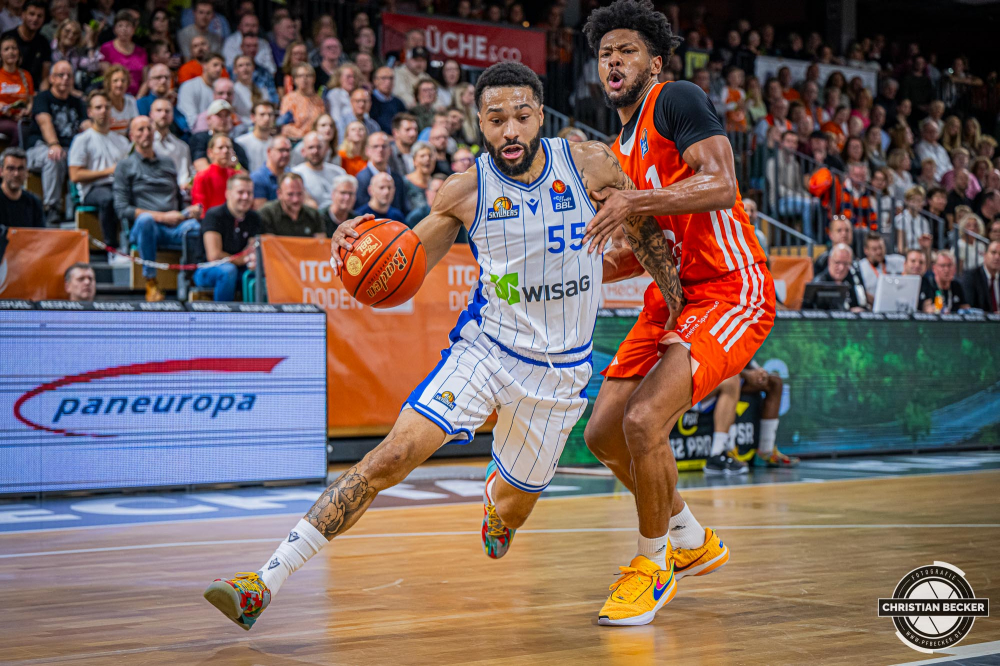 1. Basketball Bundesliga, easyCredit BBL, Saison 2024/2025, Herren, Hauptrunde, 5. Spieltag, 19.10.2024, RASTA Vechta -  Frankfurt Skyliners
David Muenkat (#55 - Frankfurt Skyliners) in Aktion gegen Jayden Gardner (#1 - RASTA Vechta)
Schlüsselwörter: 1. Bundesliga;19.10.2024;5. Spieltag;BBL;Basketball;Frankfurt;Hauptrunde;Liga;RASTA;RASTA Dome;Saison 2024/2025;Skyliners;Vechta;easycredit