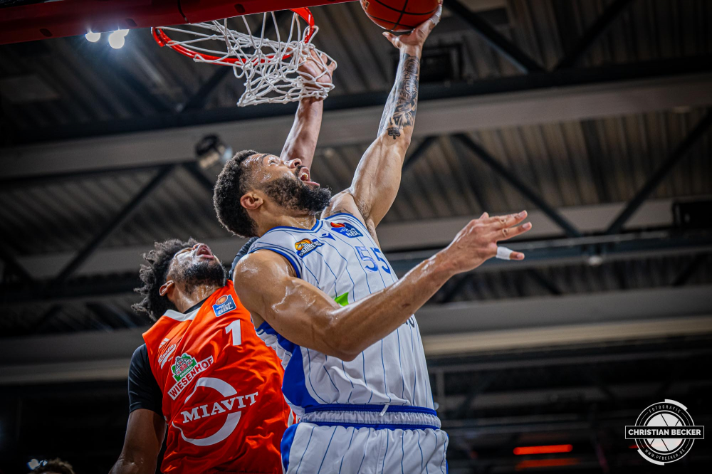 1. Basketball Bundesliga, easyCredit BBL, Saison 2024/2025, Herren, Hauptrunde, 5. Spieltag, 19.10.2024, RASTA Vechta -  Frankfurt Skyliners
David Muenkat (#55 - Frankfurt Skyliners) beim Korbleger
Schlüsselwörter: 1. Bundesliga;19.10.2024;5. Spieltag;BBL;Basketball;Frankfurt;Hauptrunde;Liga;RASTA;RASTA Dome;Saison 2024/2025;Skyliners;Vechta;easycredit
