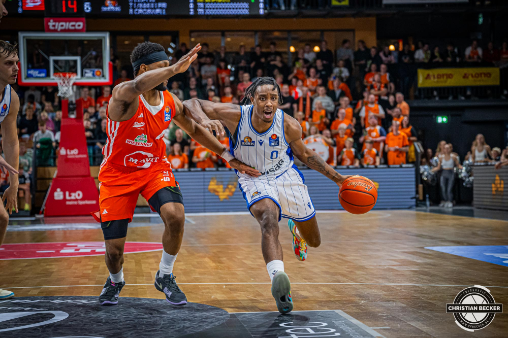 1. Basketball Bundesliga, easyCredit BBL, Saison 2024/2025, Herren, Hauptrunde, 5. Spieltag, 19.10.2024, RASTA Vechta -  Frankfurt Skyliners
Malik Parsons (#0 - Frankfurt Skyliners) in Aktion gegen Lloyd Pandi (#41 - RASTA Vechta)
Schlüsselwörter: 1. Bundesliga;19.10.2024;5. Spieltag;BBL;Basketball;Frankfurt;Hauptrunde;Liga;RASTA;RASTA Dome;Saison 2024/2025;Skyliners;Vechta;easycredit