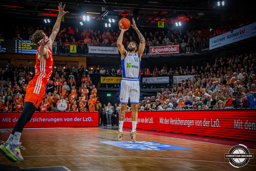 1. Basketball Bundesliga, easyCredit BBL, Saison 2024/2025, Herren, Hauptrunde, 5. Spieltag, 19.10.2024, RASTA Vechta -  Frankfurt Skyliners
David Muenkat (#55 - Frankfurt Skyliners) beim Jumpshot
Schlüsselwörter: 1. Bundesliga;19.10.2024;5. Spieltag;BBL;Basketball;Frankfurt;Hauptrunde;Liga;RASTA;RASTA Dome;Saison 2024/2025;Skyliners;Vechta;easycredit