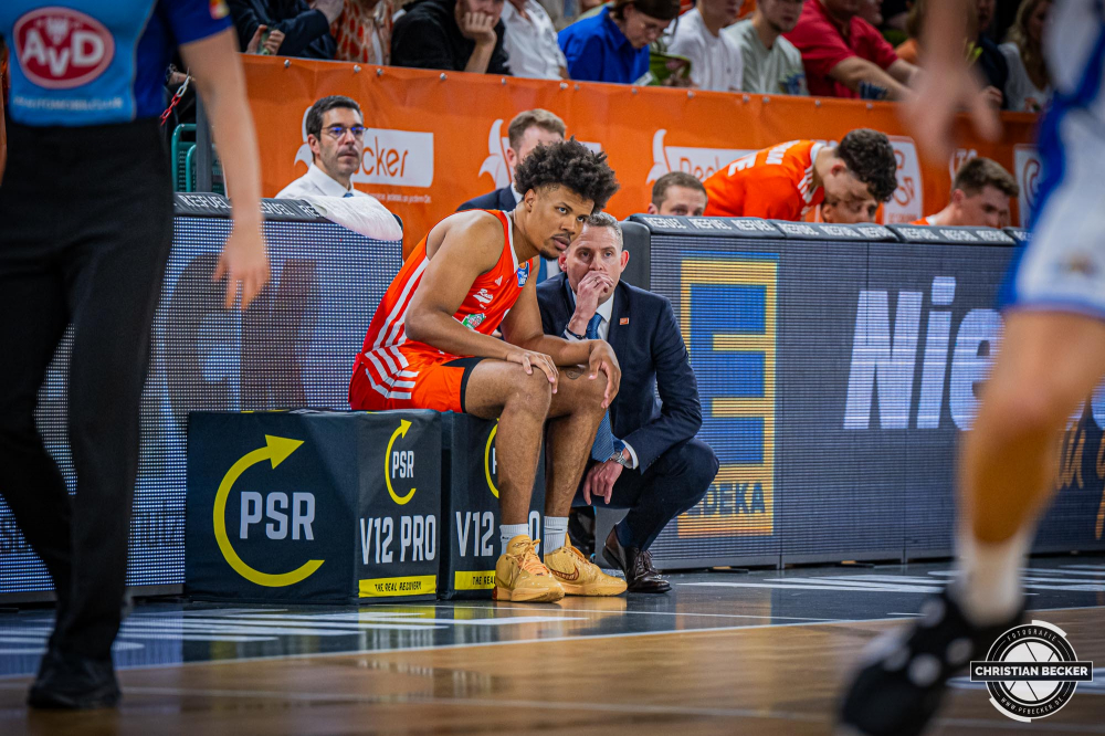 1. Basketball Bundesliga, easyCredit BBL, Saison 2024/2025, Herren, Hauptrunde, 5. Spieltag, 19.10.2024, RASTA Vechta -  Frankfurt Skyliners
Mike Bothwell (#0 - RASTA Vechta) im Gespr&auml;ch mit Martin Schiller (Headcoach - RASTA Vechta)
Schlüsselwörter: 1. Bundesliga;19.10.2024;5. Spieltag;BBL;Basketball;Frankfurt;Hauptrunde;Liga;RASTA;RASTA Dome;Saison 2024/2025;Skyliners;Vechta;easycredit