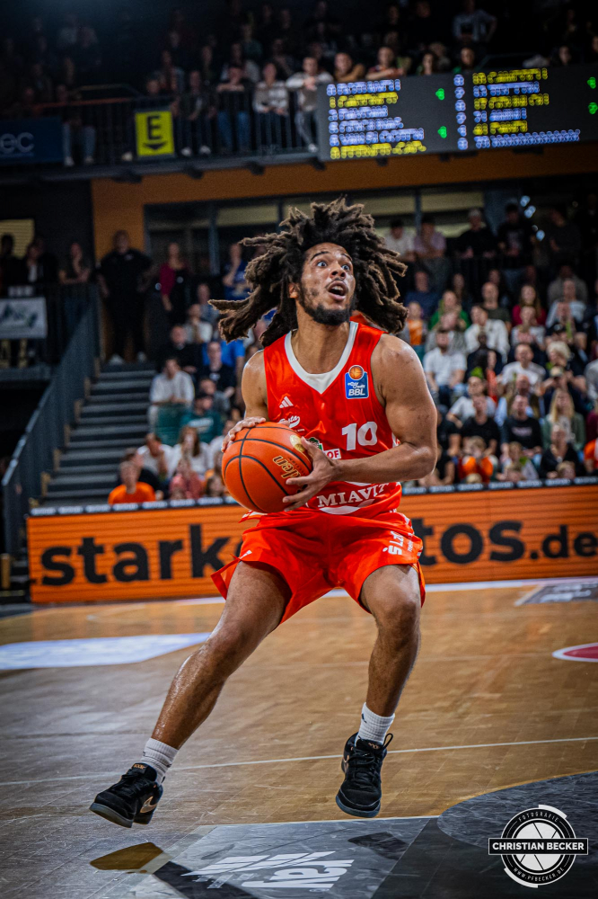 1. Basketball Bundesliga, easyCredit BBL, Saison 2024/2025, Herren, Hauptrunde, 5. Spieltag, 19.10.2024, RASTA Vechta -  Frankfurt Skyliners
Tyger Campbell (#10 - RASTA Vechta) in Aktion
Schlüsselwörter: 1. Bundesliga;19.10.2024;5. Spieltag;BBL;Basketball;Frankfurt;Hauptrunde;Liga;RASTA;RASTA Dome;Saison 2024/2025;Skyliners;Vechta;easycredit