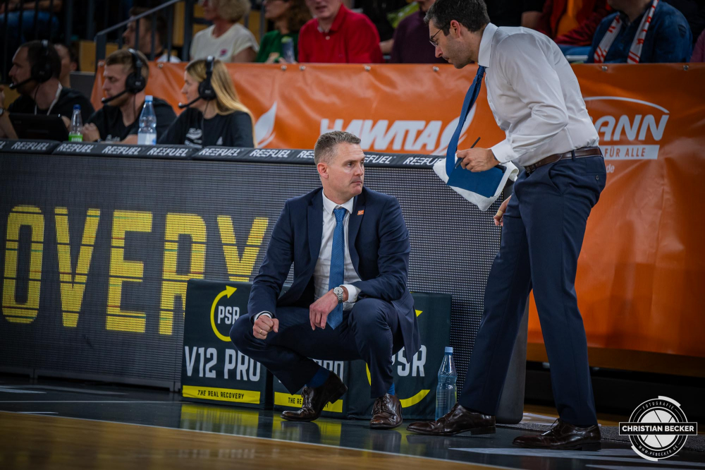 1. Basketball Bundesliga, easyCredit BBL, Saison 2024/2025, Herren, Hauptrunde, 5. Spieltag, 19.10.2024, RASTA Vechta -  Frankfurt Skyliners
Martin Schiller (Headcoach - RASTA Vechta) und Miguel Zapata (Assistent Coach - RASTA Vechta)
Schlüsselwörter: 1. Bundesliga;19.10.2024;5. Spieltag;BBL;Basketball;Frankfurt;Hauptrunde;Liga;RASTA;RASTA Dome;Saison 2024/2025;Skyliners;Vechta;easycredit