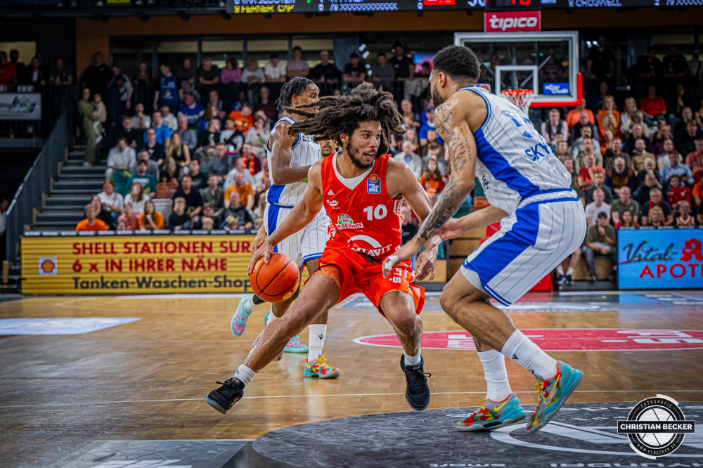 1. Basketball Bundesliga, easyCredit BBL, Saison 2024/2025, Herren, Hauptrunde, 5. Spieltag, 19.10.2024, RASTA Vechta -  Frankfurt Skyliners
Tyger Campbell (#10 - RASTA Vechta) in Aktion
Schlüsselwörter: 1. Bundesliga;19.10.2024;5. Spieltag;BBL;Basketball;Frankfurt;Hauptrunde;Liga;RASTA;RASTA Dome;Saison 2024/2025;Skyliners;Vechta;easycredit